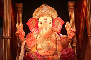 Hint festivali Ganesh Chaturthi Ganpati fil heykelini kutluyor. Bombay Mumbai, Maharashtra, Hindistan 