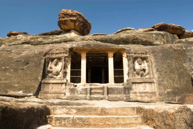 Ravanaphadi mağarası tapınağı Aihole, Karnataka, Hindistan
