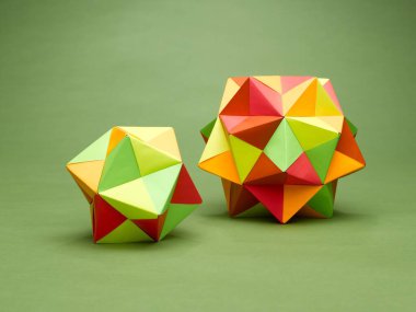 Renkli kağıt çarşaflardan yapılmış ikinci origami oyuncakları 