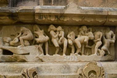 Lakshmana Tapınağı, Khajuraho, Madhya Pradesh, Hindistan 'da erotik seks pozları