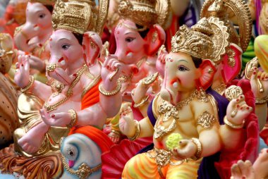 Tanrı Ganesh Ganpati putları sıraya dizildi.