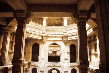 Arkeolojik ve tarihsel çoklu depolama Stapes Well Adalaj Vaw Bu, Gujarat, Hindistan