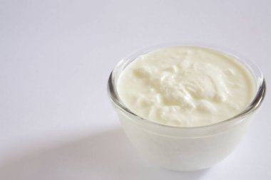 Bozuk süt evi veya süt ürünlerinin pıhtılaşmış kısmından yapılan yoğurt safrası