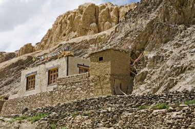 Evin sağındaki geleneksel iki katlı kuru tuvalet, Shey, Ladakh, Jammu & Kashmir, Hindistan 