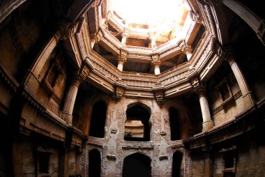 Arkeolojik ve tarihsel çoklu depolama Stapes Well Adalaj Vaw Bu, Gujarat, Hindistan