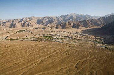 Himalaya dağlarının İndus nehri, Ladakh, Jammu ve Kashmir ile hava manzarası, Hindistan