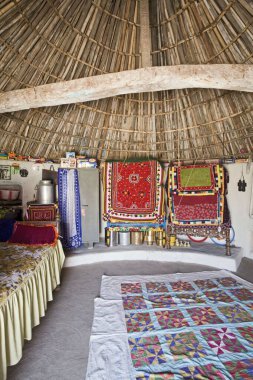 Dairesel duvarlara yerleştirilmiş, bhunga dairesel evinin içi. Kutch, Gujarat, Hindistan. 