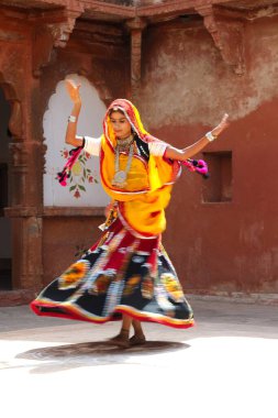 Rajasthani kadın Haveli, Rajasthan, Hindistan 'da ghoomer dansı yapıyor.  