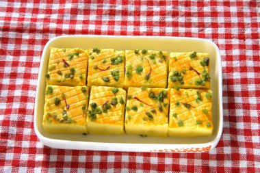 Aromatik Hint tatlısı- Sandesh bengali mithai üstü şam fıstığı ve safranla kaplı