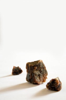 Hint baharatları, Kaya tuzu Kala Namak beyaz arka planda Sodyum klorür 