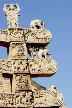 Sanchi, Bhopal, Madhya Pradesh, Hindistan 'a dikilmiş hikayelerin resmedildiği Güney Kapısı veya Maha stupa no 1 Torna