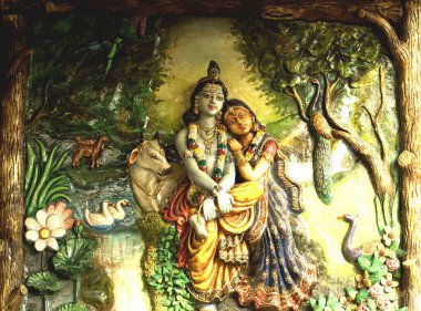 Radha ve Ras 'taki Tanrı Krishna Paris alçısından yapılmış Vrindavan' da poz veriyorlar. 