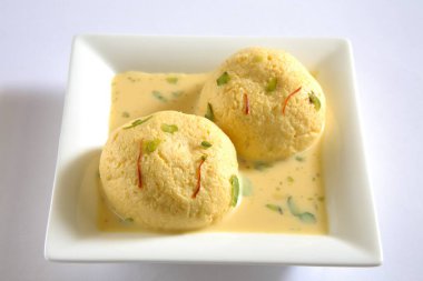 Hint tatlısı, kesar rasmalai garnitürü, fıstık ve safran tabakta servis edilir.