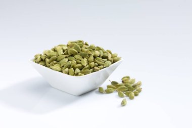 Beyaz arka planda yeşil kakule.