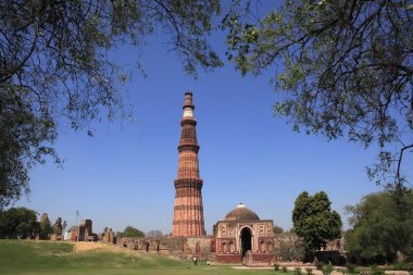 Alai Darwaza ve Kutup Minar 1311 kırmızı kumtaşı kulesinde inşa edildi, Delhi, Hindistan UNESCO Dünya Mirası Bölgesi