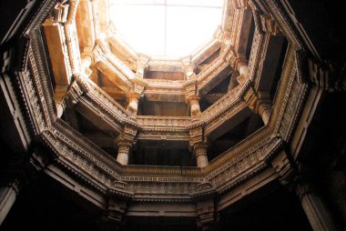 Arkeolojik ve tarihsel çoklu depolama Stapes Well Adalaj Vaw Bu, Gujarat, Hindistan