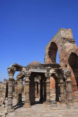 Kutup Minar kompleksinde 1311 yılında inşa edilen Quwwat _ ul _ Islam camii, Delhi, Hindistan UNESCO Dünya Mirası Bölgesi