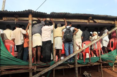 Punnamada Gölü, Alleppey, Alappuzha, Kerala, Hindistan 'da tekne yarışı izleyen insanlar