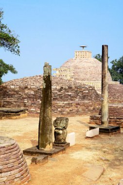 Stupa 3, ana stupanın kuzeydoğusunda duruyor. Benzer bir tasarım. Önünde kırık sütunlar ve daha küçük stupa olan bir geçit..