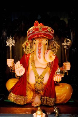 Ganpati festivali için mihraptrian pagdi giyen Lord Ganesh fil heykeli 2008 'de Deccan, Pune, Maharashtra, Hindistan' da