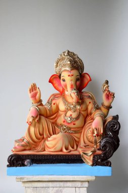 Lord modeli Peshwai Ganpati. Çamurdan yapılmış ahşap tabanlı fil kafası tanrısı. Ganesh festivali için, Penn, Maharashtra, Hindistan. 