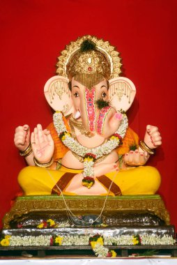 Ganesh filinin zengin bir şekilde süslenmiş putu Hindistan, Maharashtra, Pune 'deki Ganpati festivaline gitti.