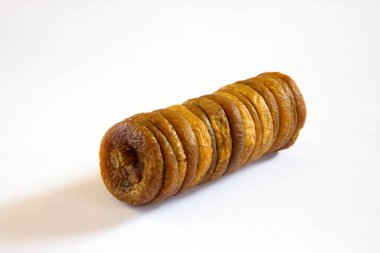 Anjir incirleri beyaz arkaplanda sıralanır