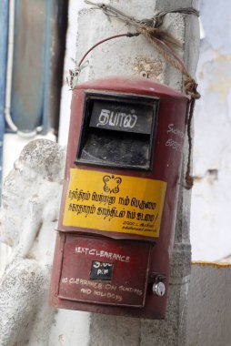 Hindistan Posta ve Telgraf Departmanı 'nın çok eski bir posta kutusu. 