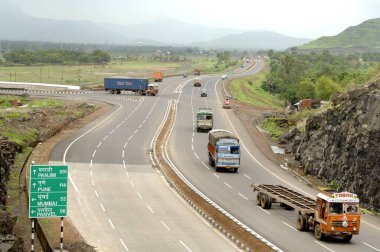 Yol kenarındaki kamyonlar Cezalandırmak için Maharashtra, Hindistan 