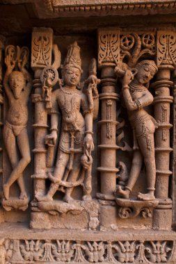 Miras mimarisinde duvara oyulmuş heykeller, Step well Rani ni Vava, Patan, Gujarat, Hindistan 