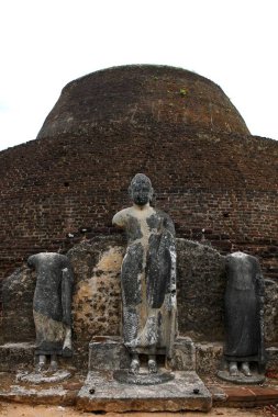 Tuğla yapısı, dünya mirası alanı, antik Polonnaruwa şehri, Sri Lanka yıkılmış Buda heykeli.  