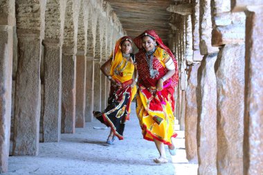 Rajasthani kadınları Haveli, Rajasthan, Hindistan 'da koşuyorlar. 