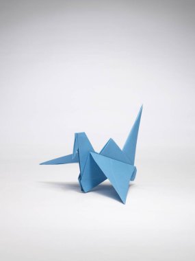 Japon origami kuşu, kağıt heykel, yakın çekim, stüdyo çekimi.