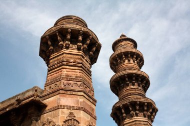Ahmedabad, Gujarat, Hindistan 'daki Bibiji Camii' nin beş yüz yetmiş bir yaşındaki minareleri sallanıyor. 