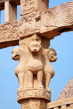 Güneydoğu sütununun detayları arka arkaya dört aslanı gösteriyor. Güney kapısı stupa 1 'i destekliyorlar. Sanchi Bhopal yakınlarında, Madhya Pradesh, Hindistan..