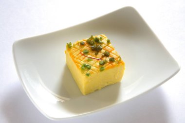 Aromatik Hint tatlısı- Sandesh bengali mithai üstü şam fıstığı ve safranla kaplı