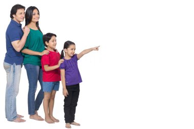 Mutlu genç Hintli aile beyaz arka planda birlikte poz veriyor.