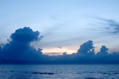 Palk Körfezi, Ramehswaram, Tamil Nadu, Hindistan 'ın dramatik bulutların ardında renkli gündoğumu 