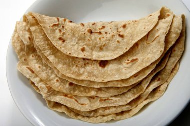 Tabakta düz Chapatti ekmeği. Hint yemeği. 