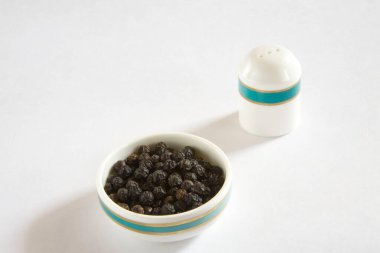 Titreşimli kuru siyah biberler.