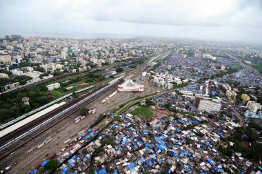 Bandra Terminali, Behrampada Gecekondu ve Bandra Khar Skyline, Bombay Mumbai, Maharashtra, Hindistan 