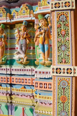 Jakhau, Jakhau, Kutch, Gujarat, Hindistan 'daki Jain tapınağının dekoratif duvarı.