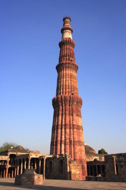 Kutub Minar 1311 kırmızı kumtaşı kulesinde inşa edildi, Hindistan _ Müslüman sanatı, Delhi sultanlığı, Delhi, Hindistan UNESCO Dünya Mirası Sitesi