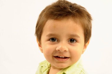 Çocuk masumca gülümsüyor yakından ateş ediyor.