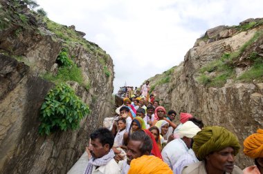 Trenin çatısında oturan insanlar, Rajasthan, Hindistan 