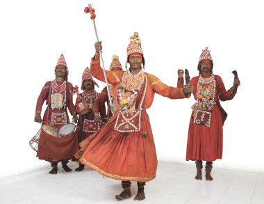 Sholapur bölgesinden Gondhali davul çalıyor, Maharashtra, Hindistan  