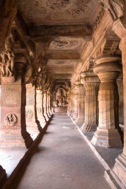 Üçüncü mağara Vishnu 'ya adanmıştır. Badami, Karnataka, Hindistan' daki en büyük ve en ayrıntılı mağara.