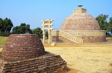 Stupa 3 duvarları, ön planda daha küçük stupa, Sanchi, Bhopal, Madhya Pradesh, Hindistan 'da daha küçük kapılar ve benzer tasarım ile yükselmek için çevrelenmiş ve üzengiler. 