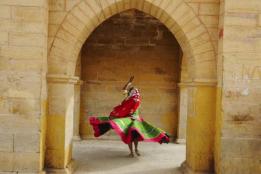 Gadsisar Gadisar göl yapısında dans eden bayan Jaisalmer, Rajasthan, Hindistan 