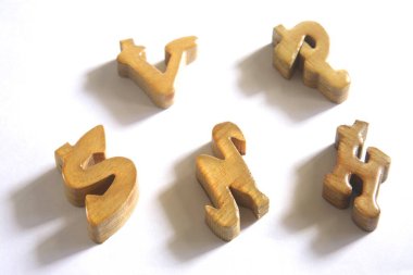 Kavram, akshar alfabe harfi İngilizce tahtadan yapılır. 